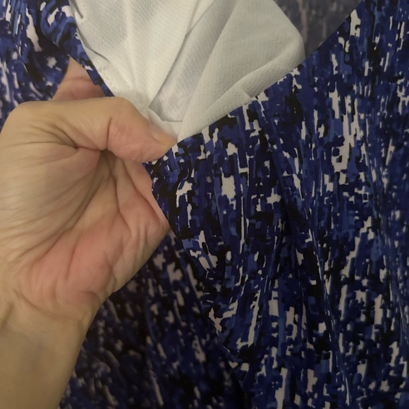 Sleeveless top with lining in front. - Picture 3 of 3